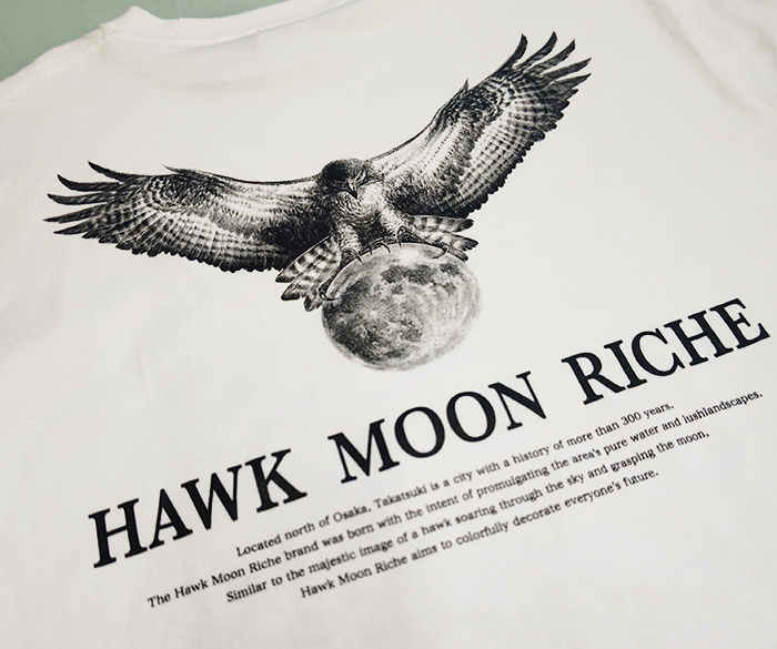 モノクロ分解技法で鷹が月をつかんでいる絵が印刷された白いTシャツ